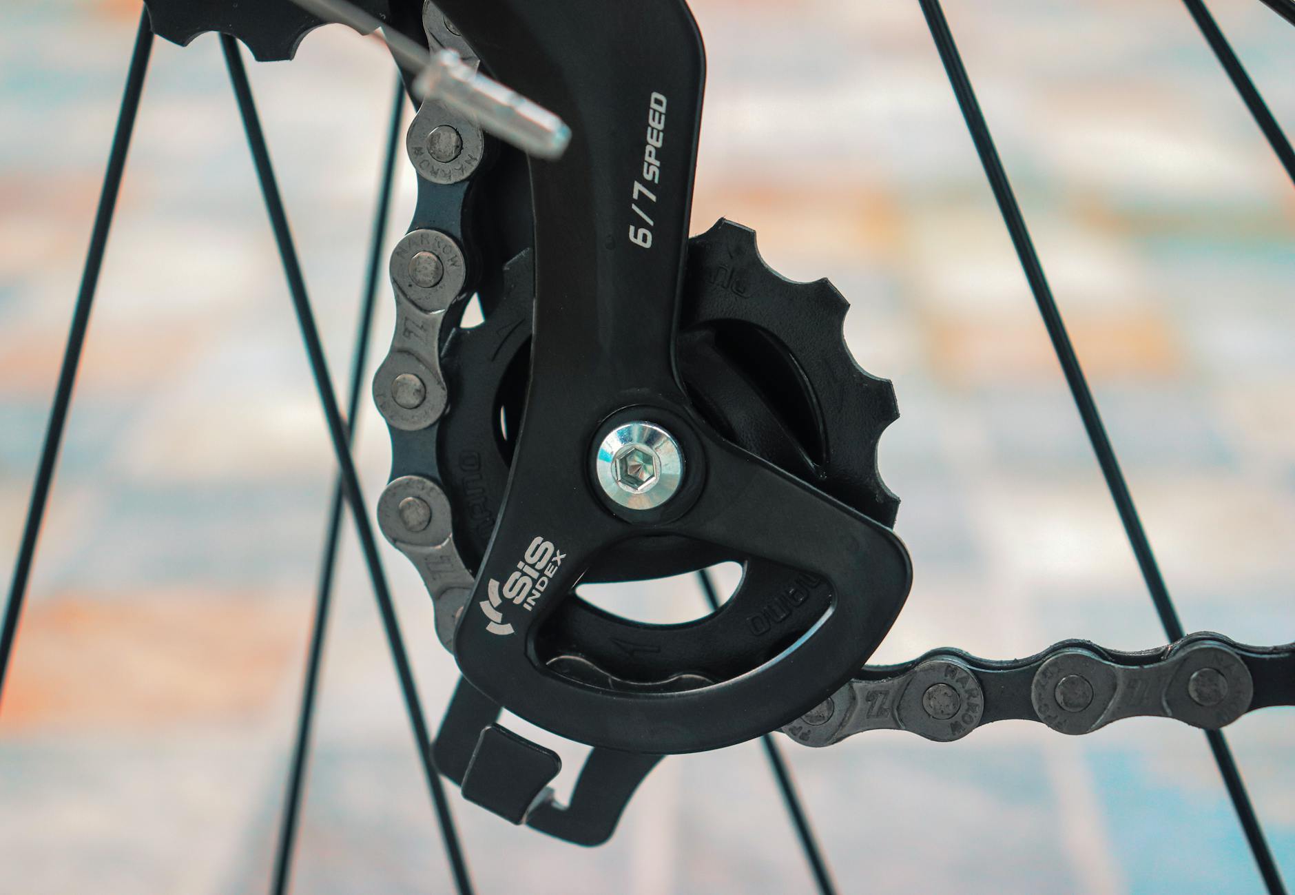 Zbliżenie napędu roweru z łańcuchem i tylną przerzutką Shimano SIS