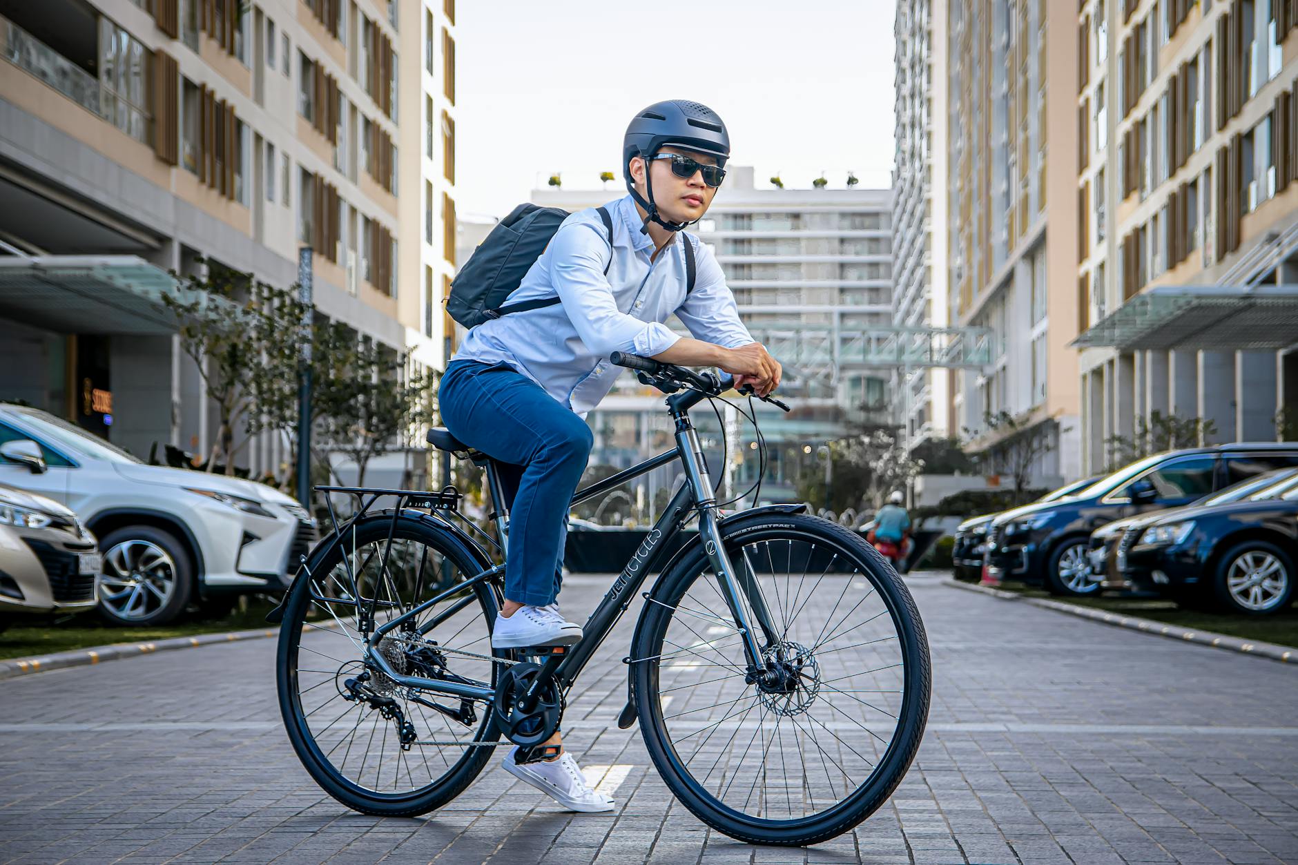 Rowerzysta w kasku zatrzymuje się na ulicy w centrum Ho Chi Minh City