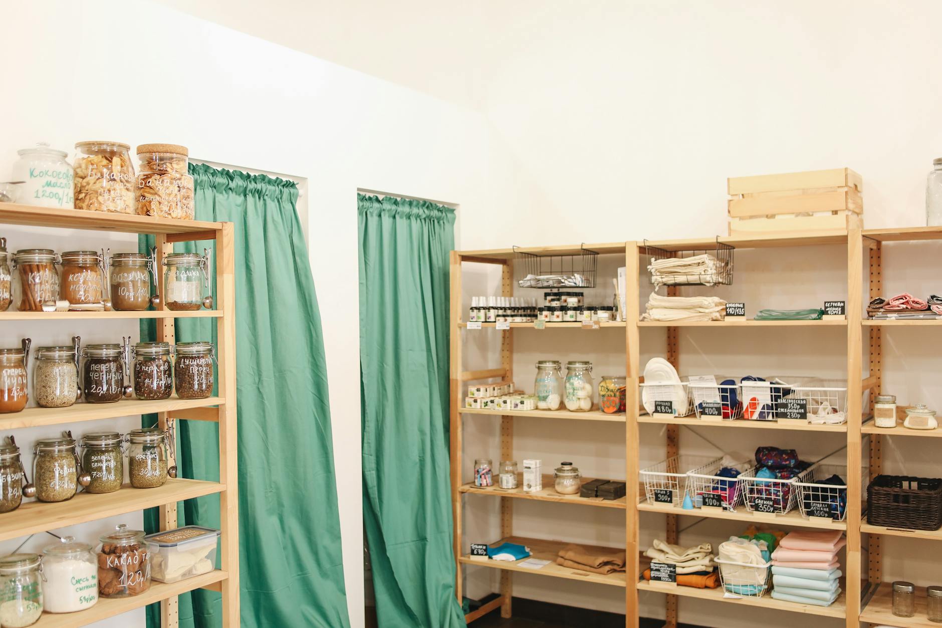 Wnętrze sklepu zero waste z półkami pełnymi ekologicznych produktów