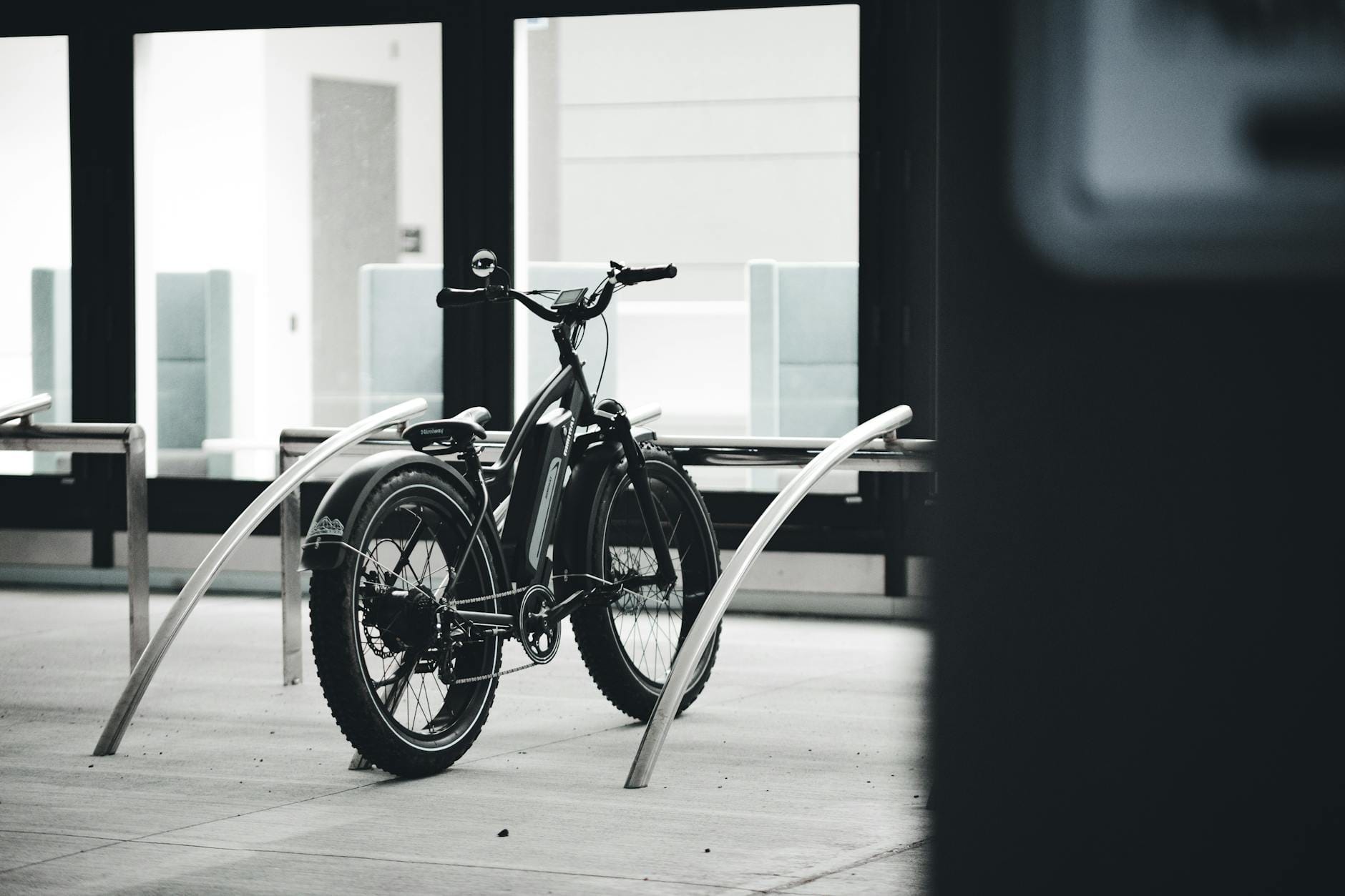 Czarno-biały e-bike zaparkowany wewnątrz w miejskim wnętrzu