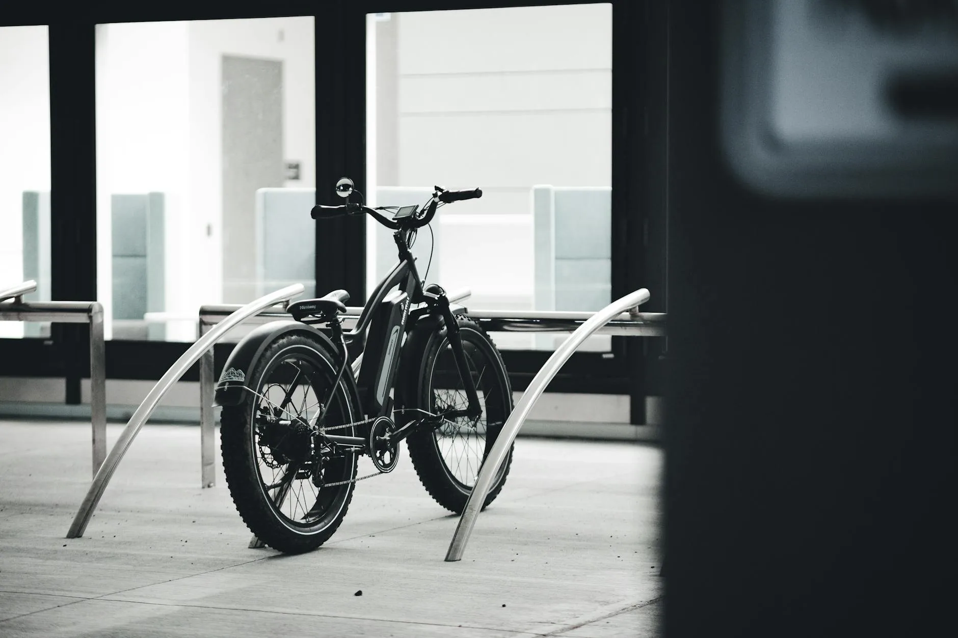 Czarno-biały e-bike zaparkowany wewnątrz w miejskim wnętrzu