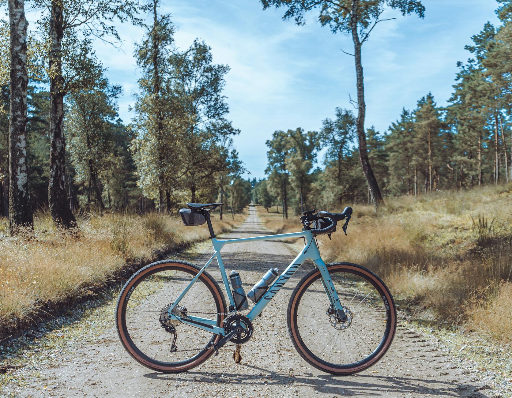 Gravelowy rower aluminiowy na leśnej szutrówce w Veluwe