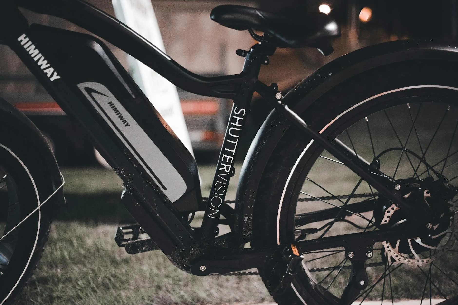 Jak poprawić widoczność e-bike’a: światła, odblaski i ustawienia w menu Nocne zbliżenie na elektryczny rower Himiway z oświetleniem