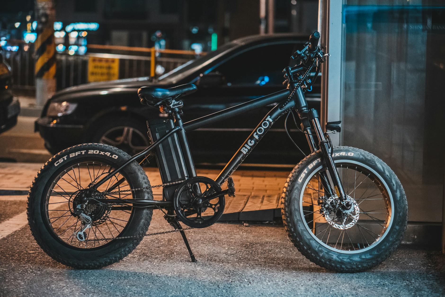Opony do e-bike’a: na co zwrócić uwagę, żeby wytrzymały moment i przebicia? Nowoczesny e-bike zaparkowany nocą przy chodniku w mieście