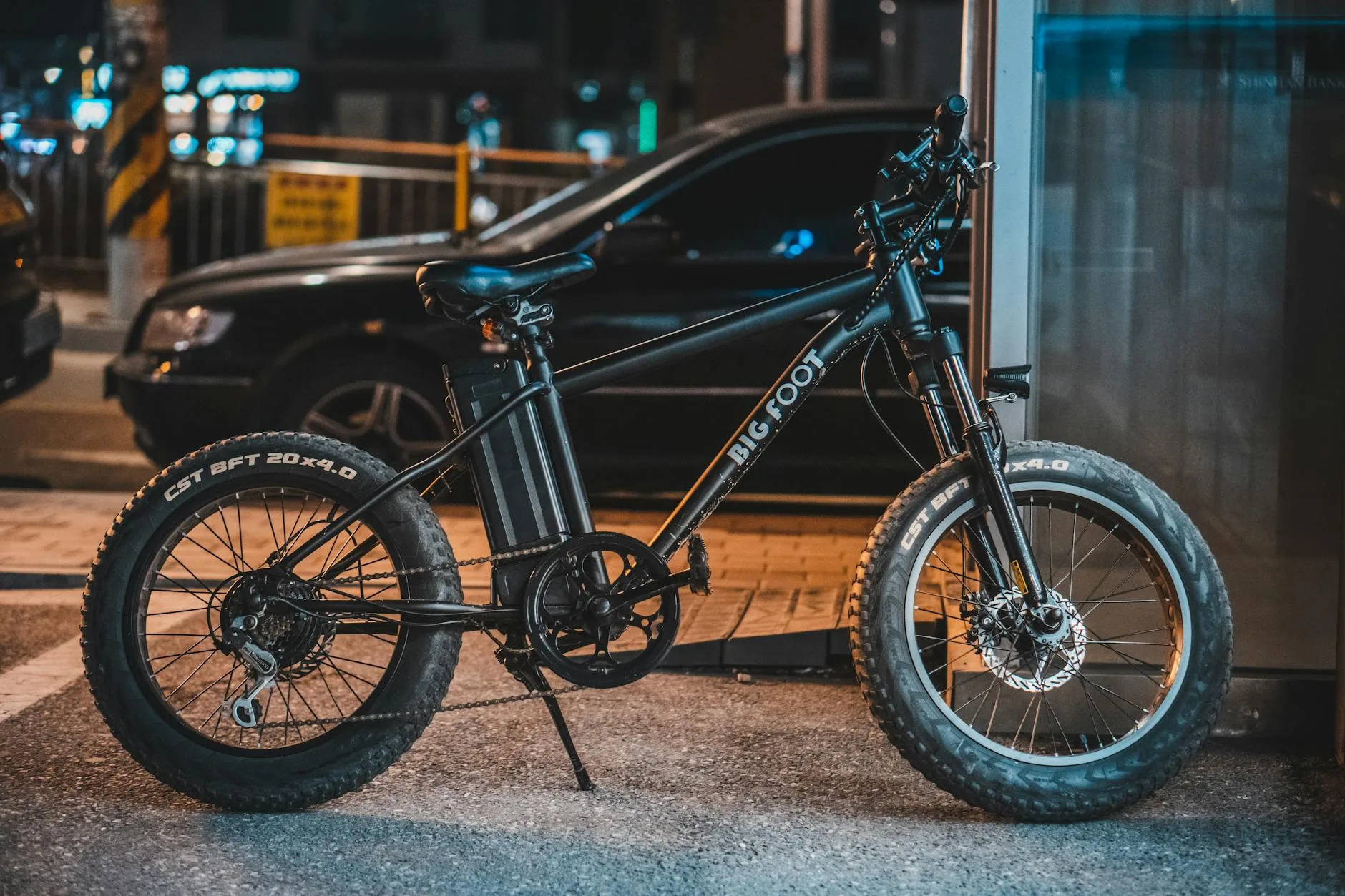 Nowoczesny e-bike zaparkowany nocą przy chodniku w mieście