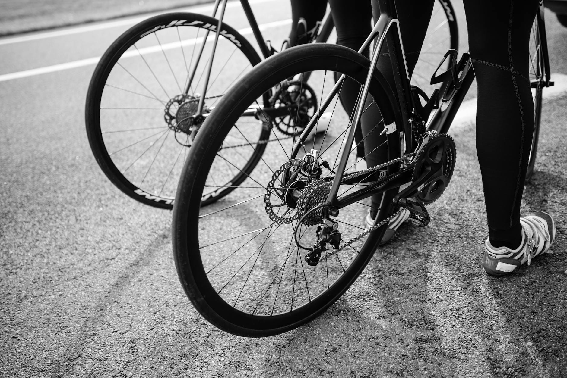 Szosa, kolarze i napędy rowerów w ruchu na asfaltowej drodze