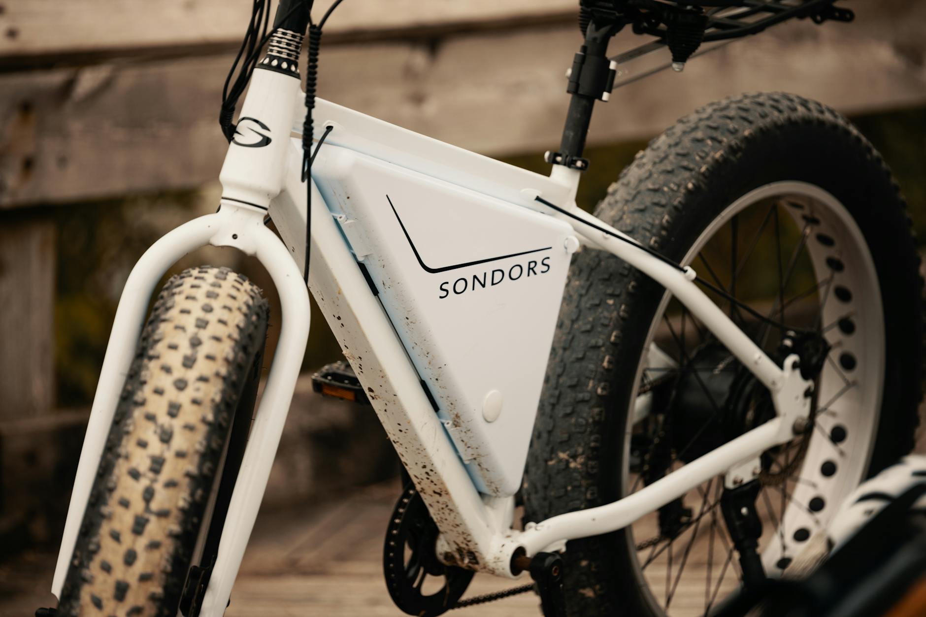Zbliżenie elektrycznego roweru Sondors z grubymi oponami na zewnątrz