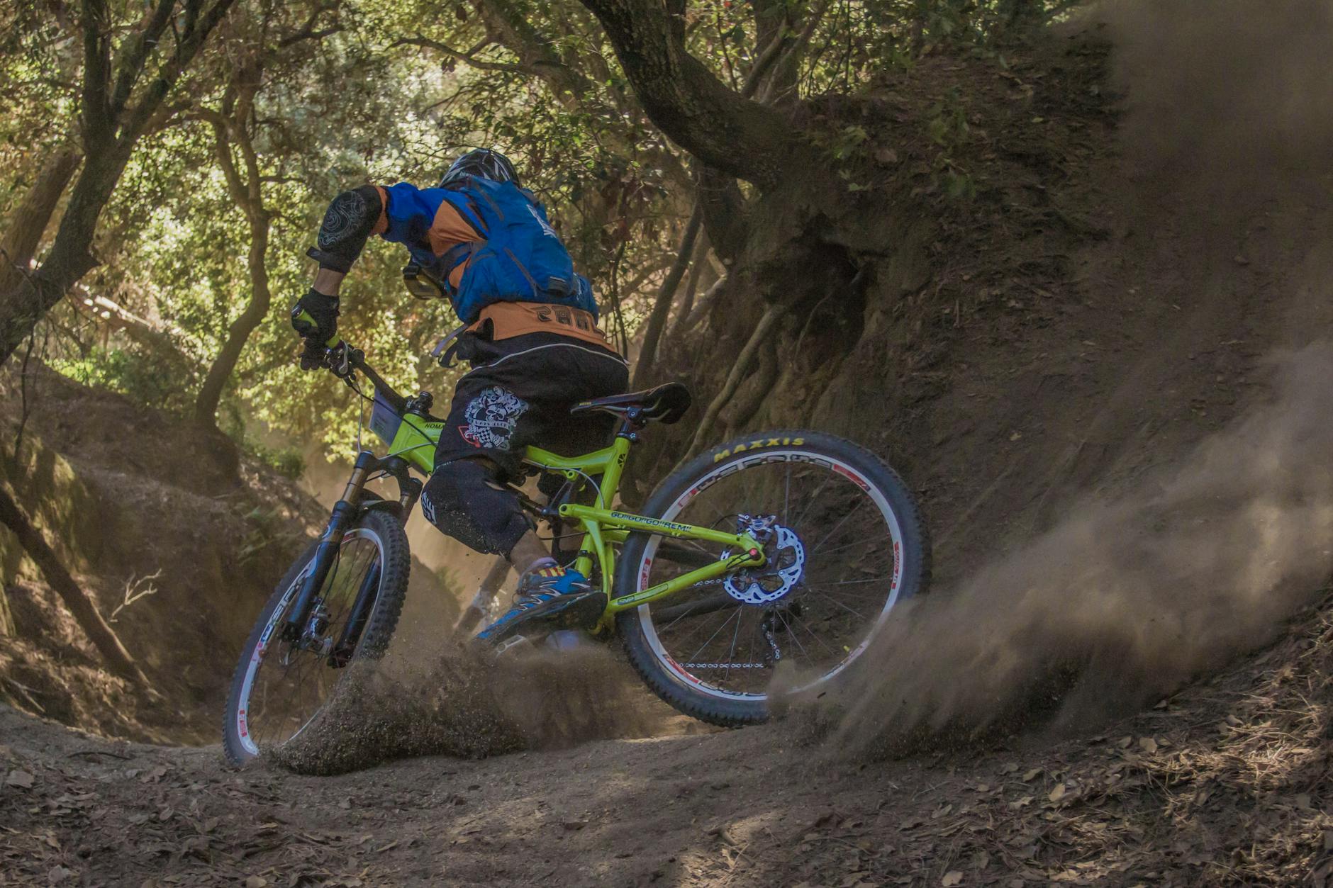 MTB enduro: test stabilności na stromych zjazdach i skuteczności hamulców Zjazdowy rowerzysta MTB enduro na stromym, leśnym szlaku