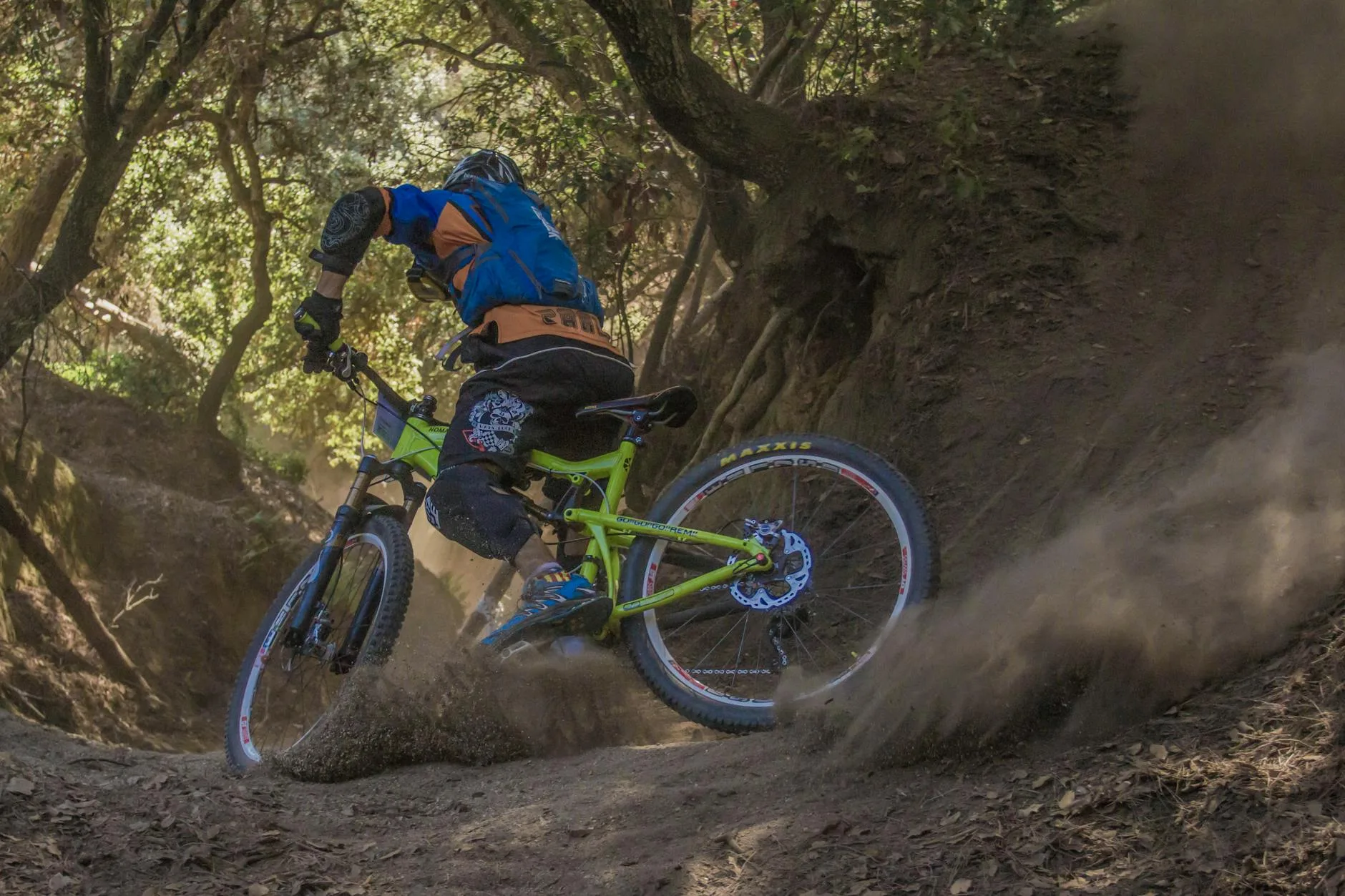 Zjazdowy rowerzysta MTB enduro na stromym, leśnym szlaku