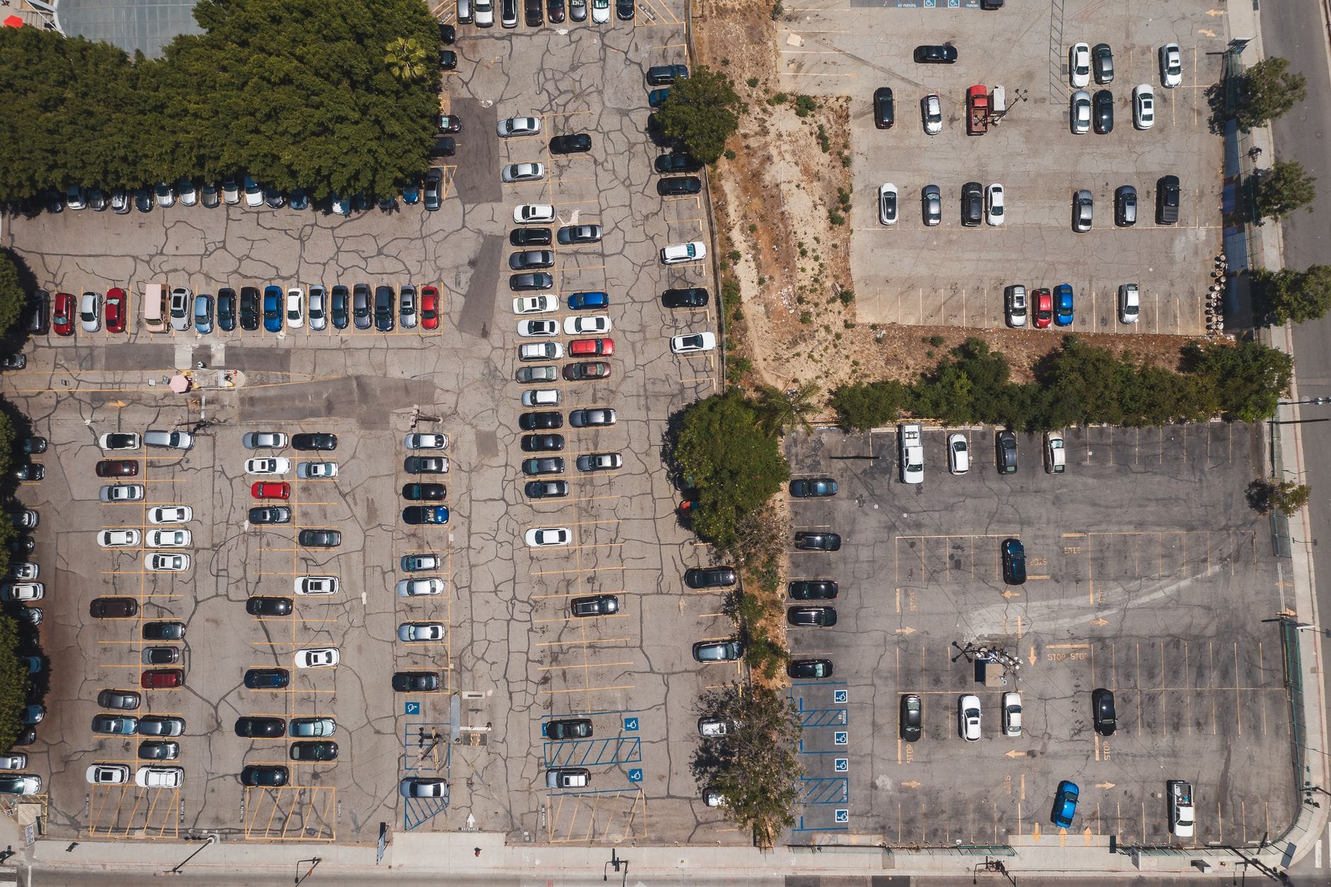 Lotniczy widok miejskiego parkingu we Wrocławiu pełnego zaparkowanych aut