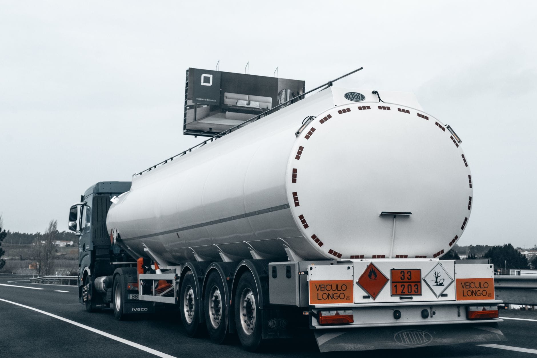 Cysterna z paliwem na autostradzie podczas transportu ADR Cysterna z paliwem na autostradzie podczas transportu ADR