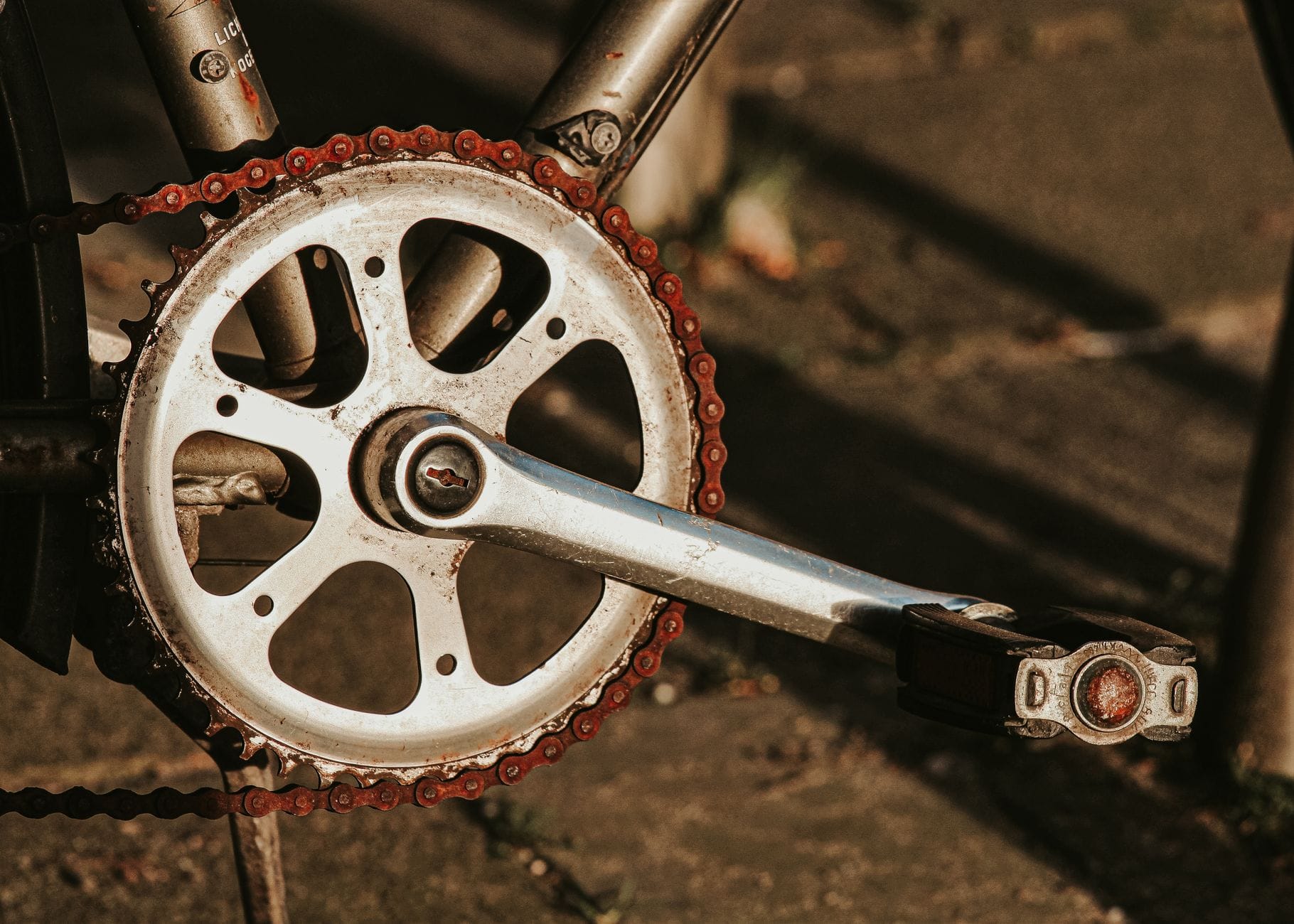 Łańcuch rowerowy na zębatce korby w gravelu zbliżenie mechanizmu