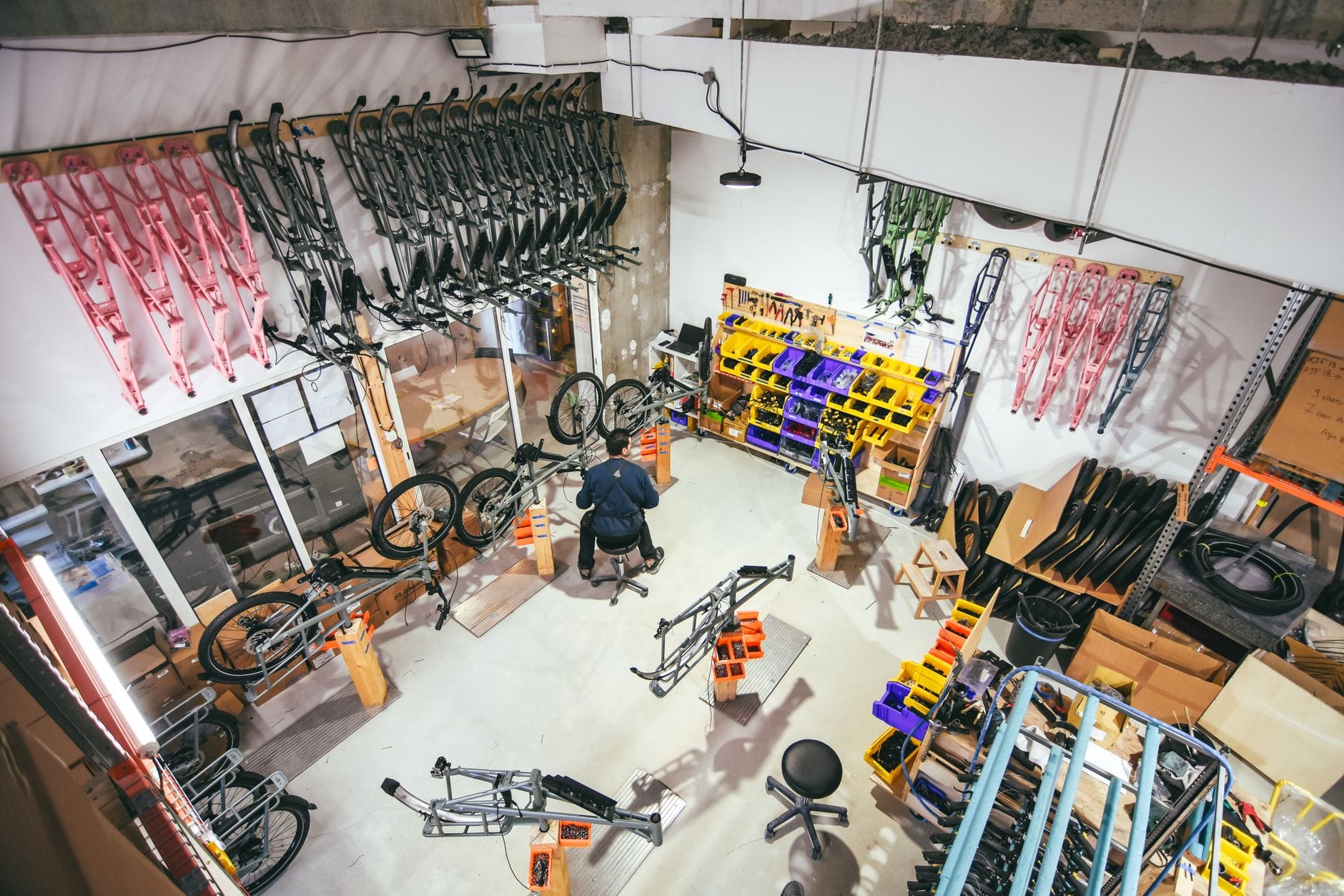 E bike nie wspomaga: diagnostyka krok po kroku od czujnika do złączy Warsztat rowerowy z ramami i częściami do serwisu roweru elektrycznego