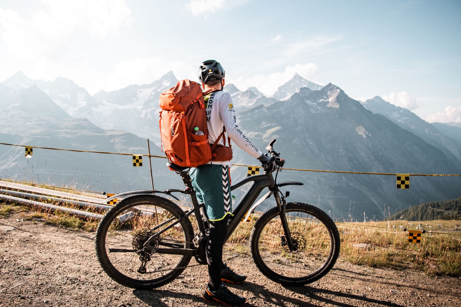 Ranking plecaków z bukłakiem na MTB które nie latają na zjazdach Kolarz górski z plecakiem ogląda alpejskie szczyty w Saas-Fee