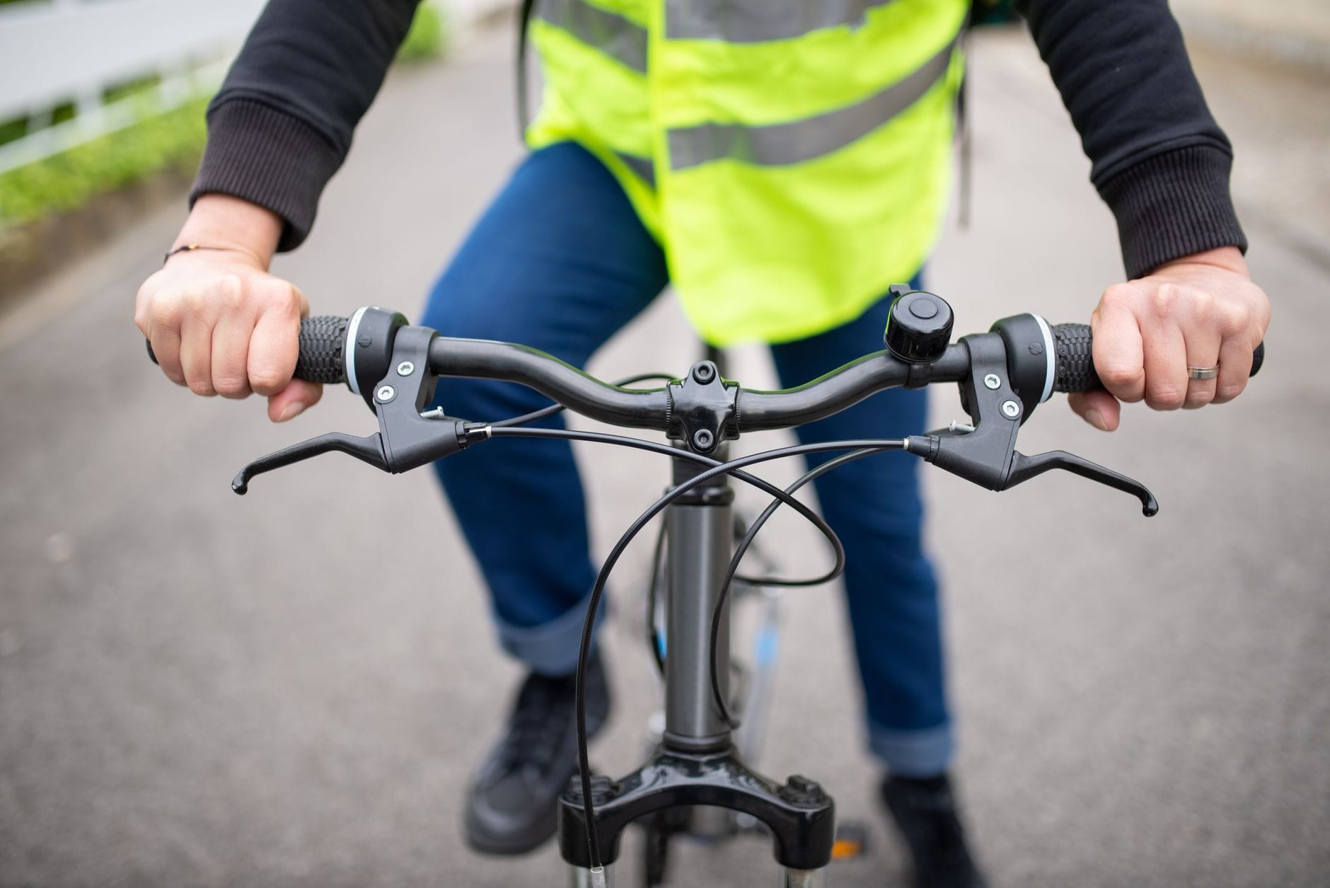 Rowerzysta w odblaskowej kamizelce jadący ulicą w Portugalii