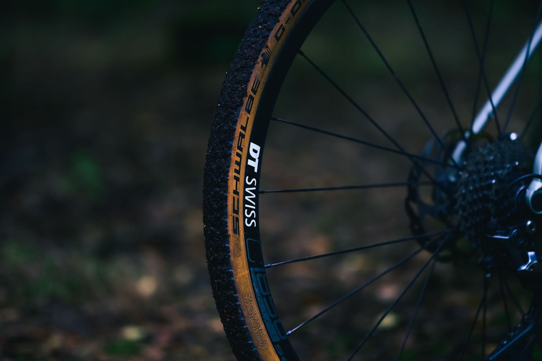 Tubeless krok po kroku: montaż bez nerwów Zbliżenie koła roweru w plenerze, przygotowanie do systemu bezdętkowego