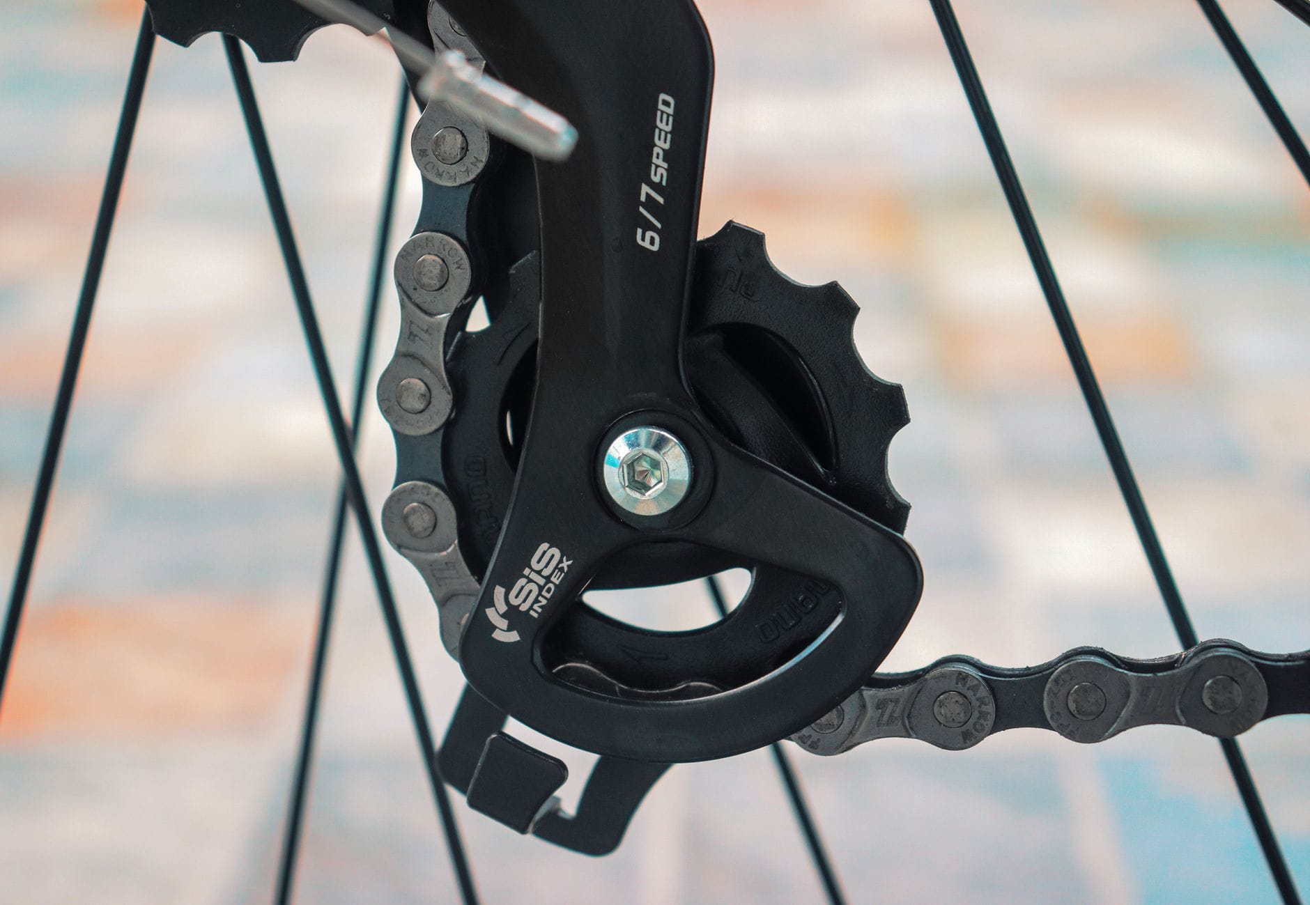 Zbliżenie napędu roweru z łańcuchem i tylną przerzutką Shimano