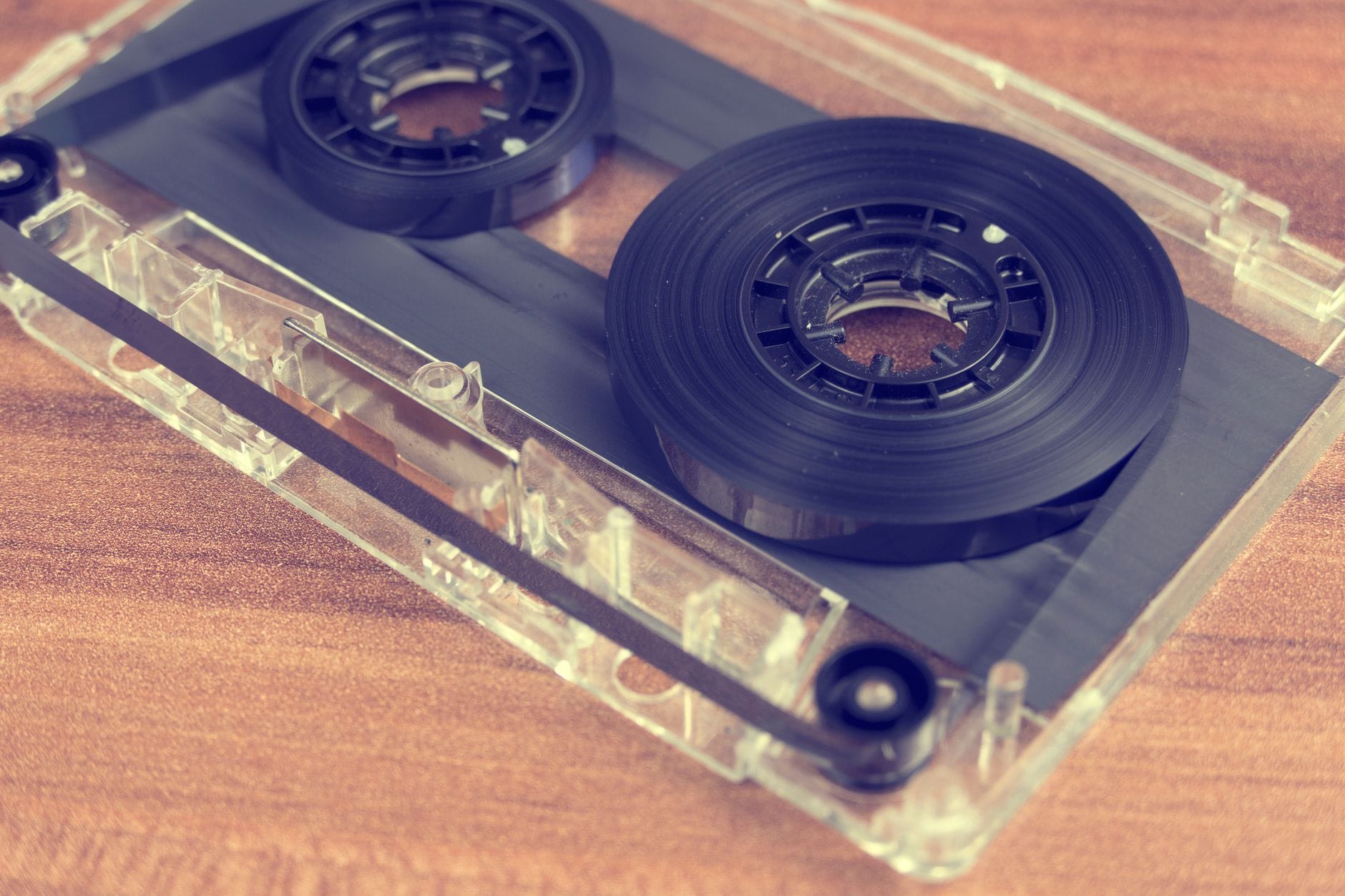 Zbliżenie retro kasety magnetofonowej leżącej na drewnianym blacie