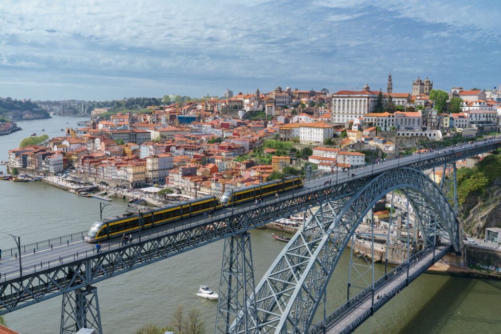 Most Luís I nad rzeką Douro w Porto z lotu ptaka